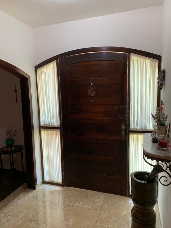 Casa térrea no Centro, com 03 dormitórios, 01 suíte, amplo quintal, 03 vagas e edícula - Mogi das Cruzes - 