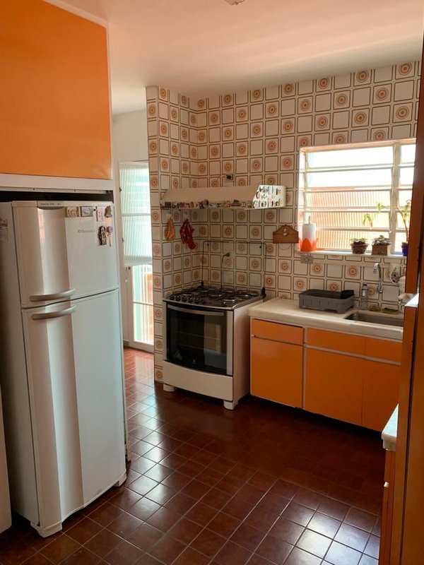 Casa térrea no Centro, com 03 dormitórios, 01 suíte, amplo quintal, 03 vagas e edícula - Mogi das Cruzes - 