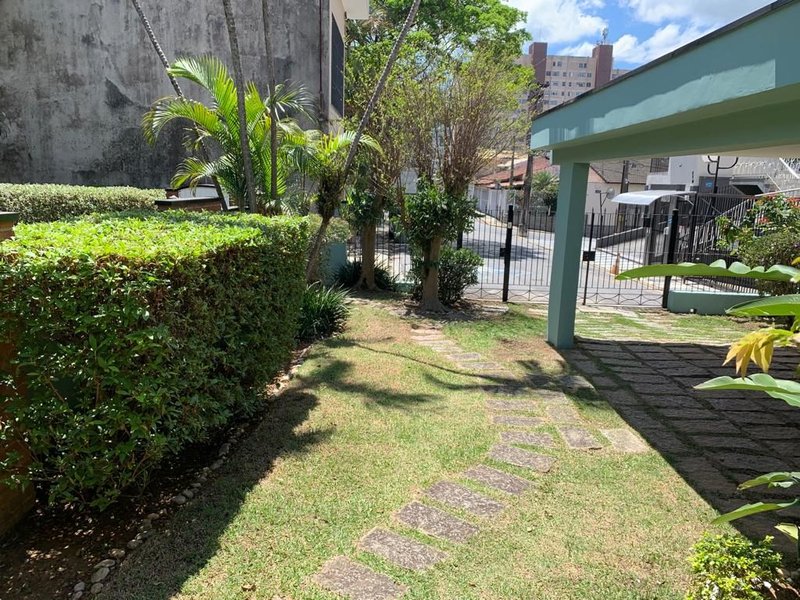Casa térrea no Centro, com 03 dormitórios, 01 suíte, amplo quintal, 03 vagas e edícula - Mogi das Cruzes - 
