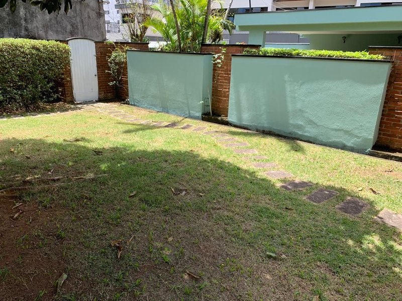 Casa térrea no Centro, com 03 dormitórios, 01 suíte, amplo quintal, 03 vagas e edícula - Mogi das Cruzes - 
