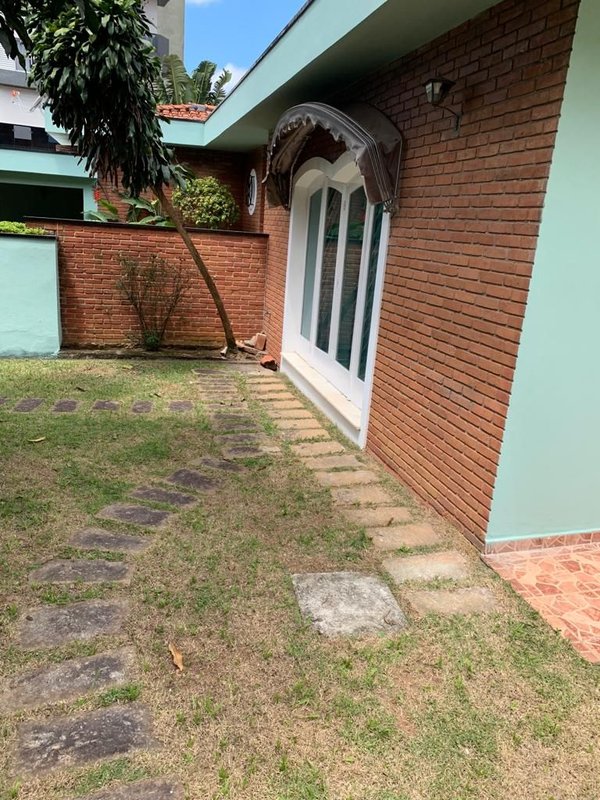 Casa térrea no Centro, com 03 dormitórios, 01 suíte, amplo quintal, 03 vagas e edícula - Mogi das Cruzes - 