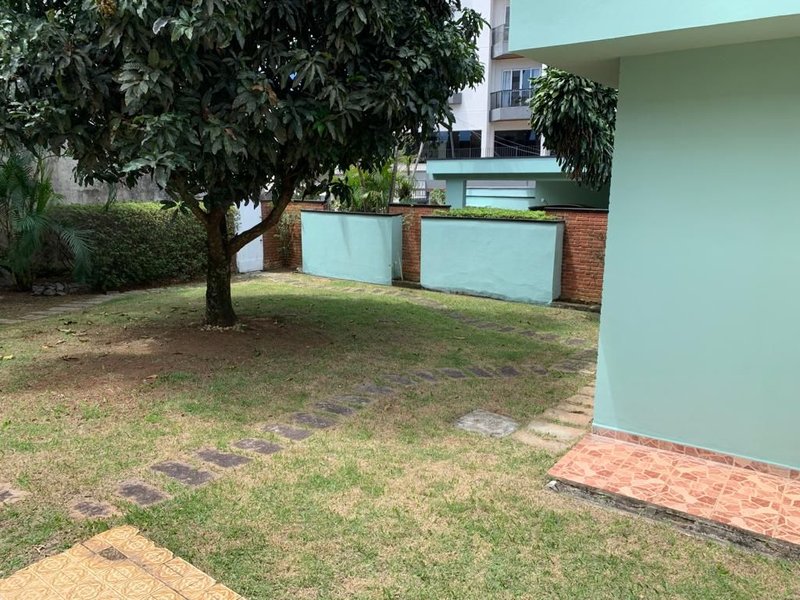 Casa térrea no Centro, com 03 dormitórios, 01 suíte, amplo quintal, 03 vagas e edícula - Mogi das Cruzes - 