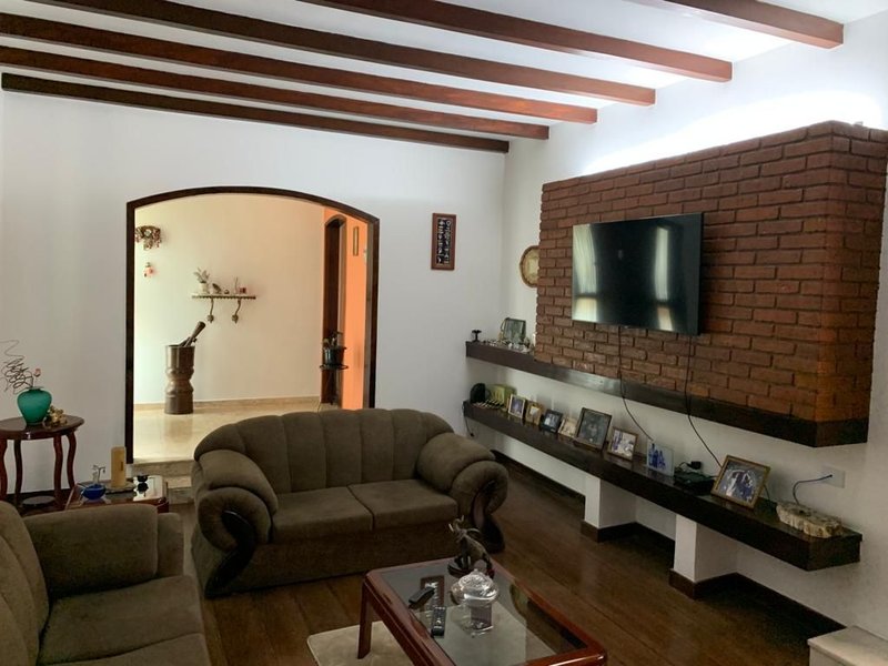 Casa térrea no Centro, com 03 dormitórios, 01 suíte, amplo quintal, 03 vagas e edícula - Mogi das Cruzes - 