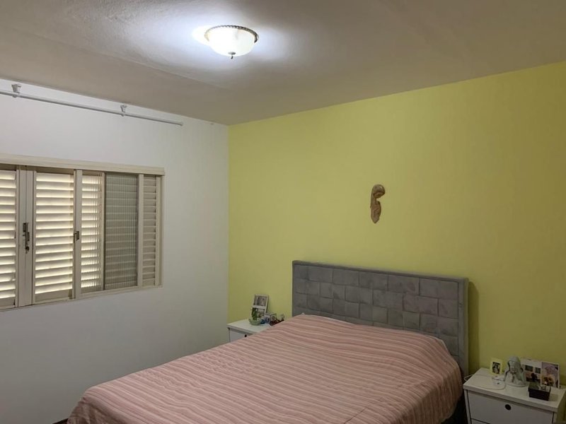 Casa térrea no Centro, com 03 dormitórios, 01 suíte, amplo quintal, 03 vagas e edícula - Mogi das Cruzes - 