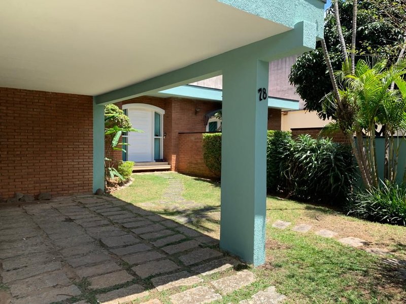 Casa térrea no Centro, com 03 dormitórios, 01 suíte, amplo quintal, 03 vagas e edícula - Mogi das Cruzes - 
