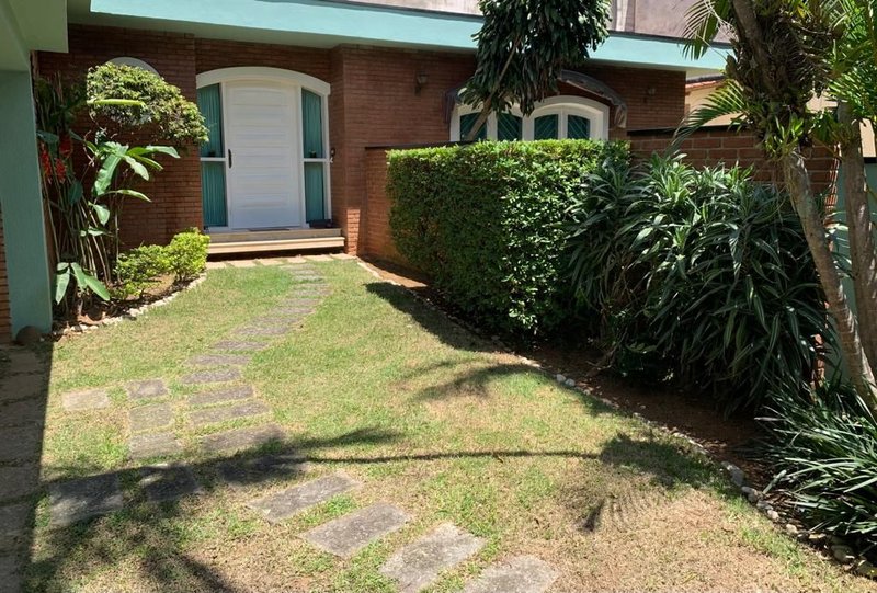 Casa térrea no Centro, com 03 dormitórios, 01 suíte, amplo quintal, 03 vagas e edícula - Mogi das Cruzes - 