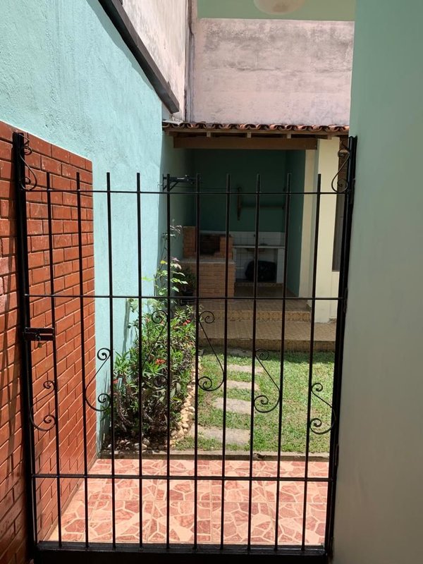 Casa térrea no Centro, com 03 dormitórios, 01 suíte, amplo quintal, 03 vagas e edícula - Mogi das Cruzes - 
