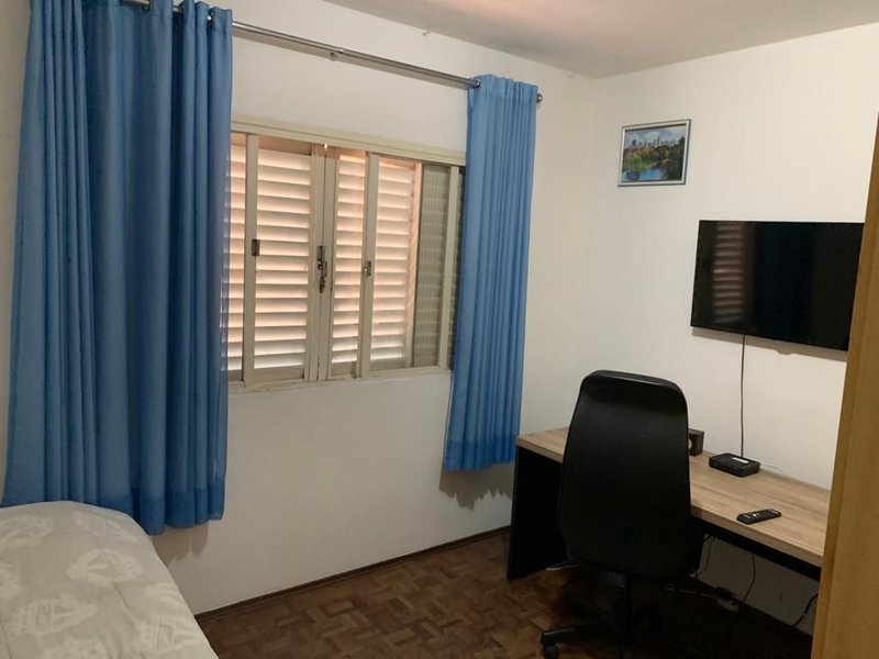 Casa térrea no Centro, com 03 dormitórios, 01 suíte, amplo quintal, 03 vagas e edícula - Mogi das Cruzes - 