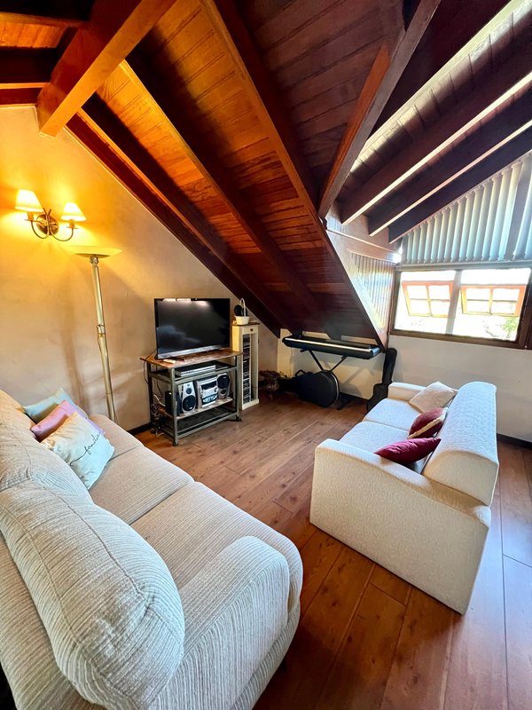 R$ 795.000 - IMPECÁVEL - MARAVILHOSA CASA - 165M2 - 3 DORM - SÓTÃO - PÁTIO - 2 VAGAS Rua José Kanan Aranha Porto Alegre - 