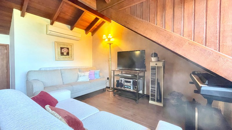 R$ 795.000 - IMPECÁVEL - MARAVILHOSA CASA - 165M2 - 3 DORM - SÓTÃO - PÁTIO - 2 VAGAS Rua José Kanan Aranha Porto Alegre - 