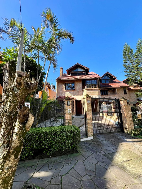 R$ 795.000 - IMPECÁVEL - MARAVILHOSA CASA - 165M2 - 3 DORM - SÓTÃO - PÁTIO - 2 VAGAS Rua José Kanan Aranha Porto Alegre - 