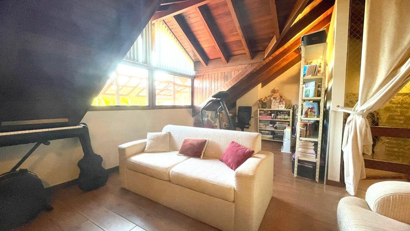 R$ 795.000 - IMPECÁVEL - MARAVILHOSA CASA - 165M2 - 3 DORM - SÓTÃO - PÁTIO - 2 VAGAS Rua José Kanan Aranha Porto Alegre - 
