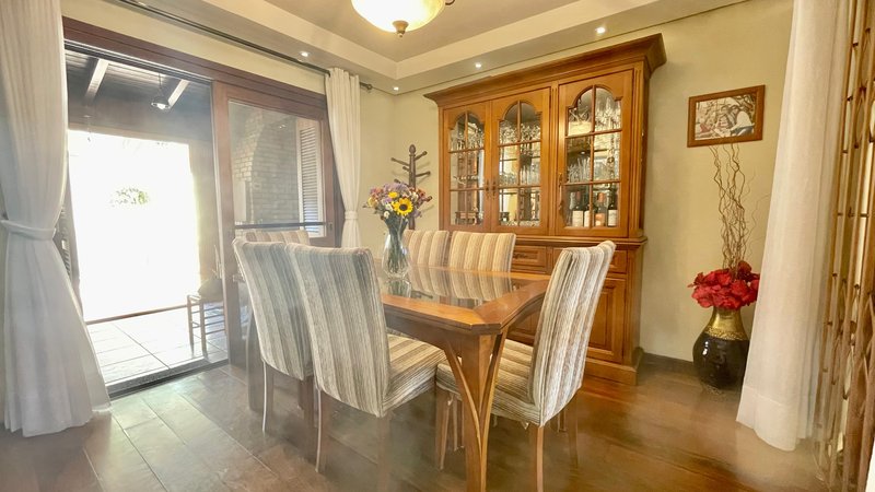 R$ 795.000 - IMPECÁVEL - MARAVILHOSA CASA - 165M2 - 3 DORM - SÓTÃO - PÁTIO - 2 VAGAS Rua José Kanan Aranha Porto Alegre - 
