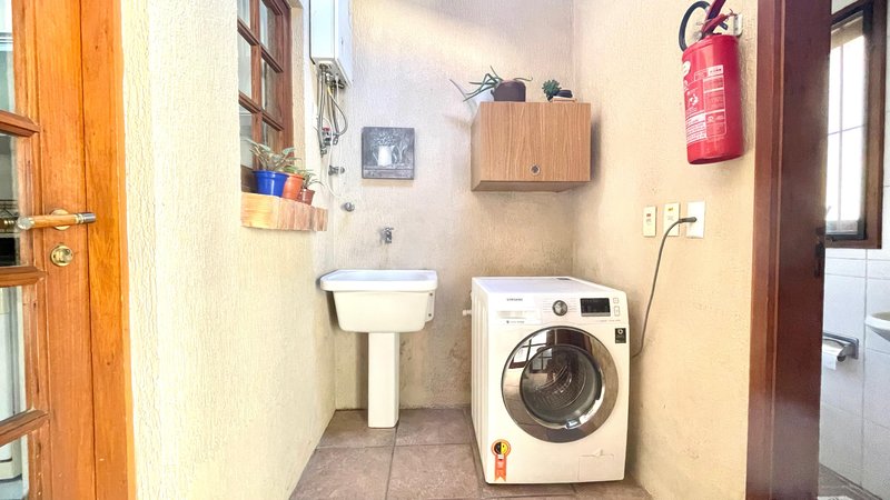 R$ 795.000 - IMPECÁVEL - MARAVILHOSA CASA - 165M2 - 3 DORM - SÓTÃO - PÁTIO - 2 VAGAS Rua José Kanan Aranha Porto Alegre - 