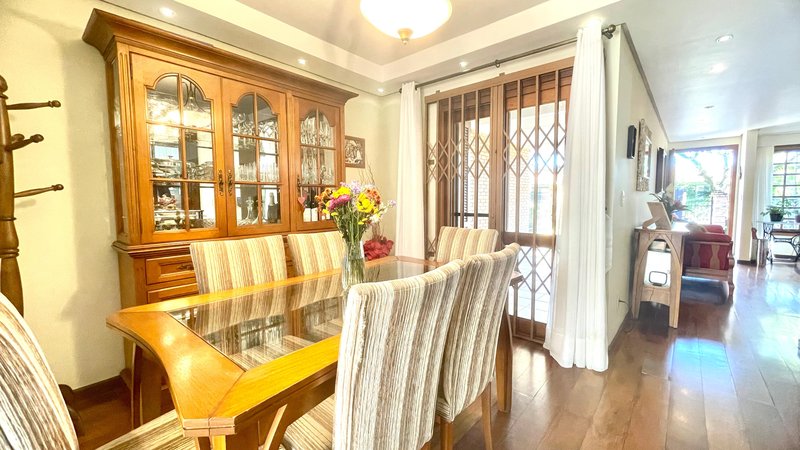 R$ 795.000 - IMPECÁVEL - MARAVILHOSA CASA - 165M2 - 3 DORM - SÓTÃO - PÁTIO - 2 VAGAS Rua José Kanan Aranha Porto Alegre - 