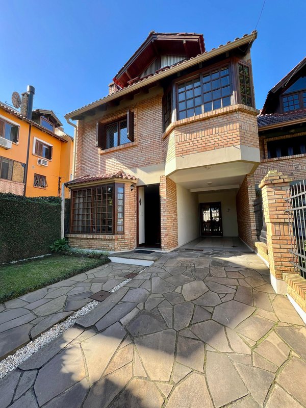 R$ 795.000 - IMPECÁVEL - MARAVILHOSA CASA - 165M2 - 3 DORM - SÓTÃO - PÁTIO - 2 VAGAS Rua José Kanan Aranha Porto Alegre - 