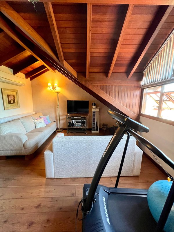 R$ 795.000 - IMPECÁVEL - MARAVILHOSA CASA - 165M2 - 3 DORM - SÓTÃO - PÁTIO - 2 VAGAS Rua José Kanan Aranha Porto Alegre - 