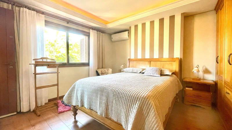 R$ 795.000 - IMPECÁVEL - MARAVILHOSA CASA - 165M2 - 3 DORM - SÓTÃO - PÁTIO - 2 VAGAS Rua José Kanan Aranha Porto Alegre - 