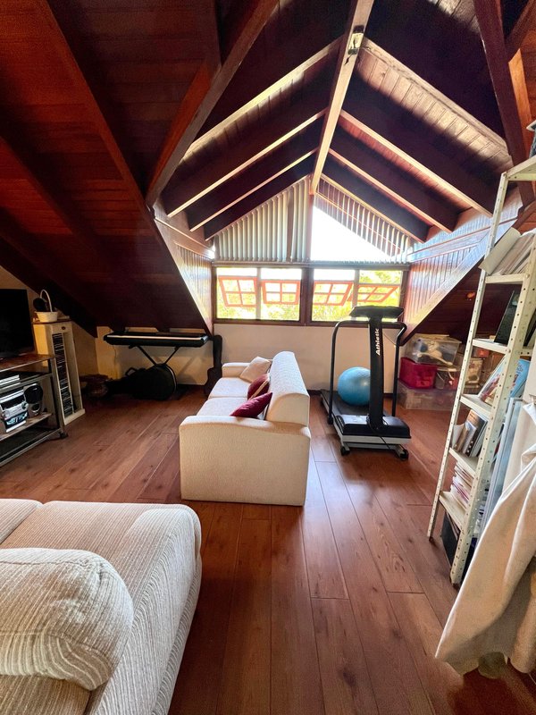 R$ 795.000 - IMPECÁVEL - MARAVILHOSA CASA - 165M2 - 3 DORM - SÓTÃO - PÁTIO - 2 VAGAS Rua José Kanan Aranha Porto Alegre - 