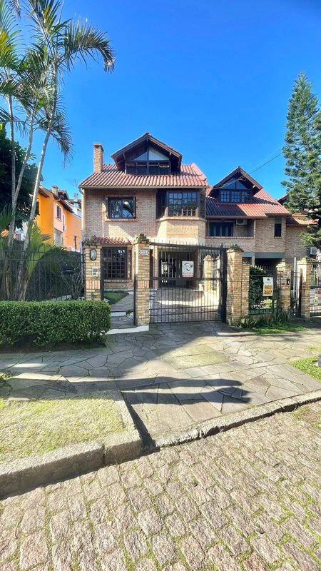 R$ 795.000 - IMPECÁVEL - MARAVILHOSA CASA - 165M2 - 3 DORM - SÓTÃO - PÁTIO - 2 VAGAS Rua José Kanan Aranha Porto Alegre - 
