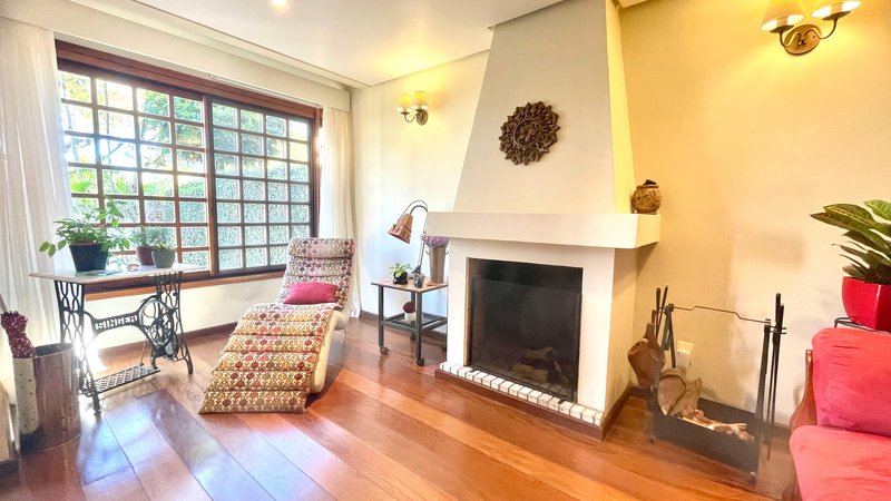 R$ 795.000 - IMPECÁVEL - MARAVILHOSA CASA - 165M2 - 3 DORM - SÓTÃO - PÁTIO - 2 VAGAS Rua José Kanan Aranha Porto Alegre - 