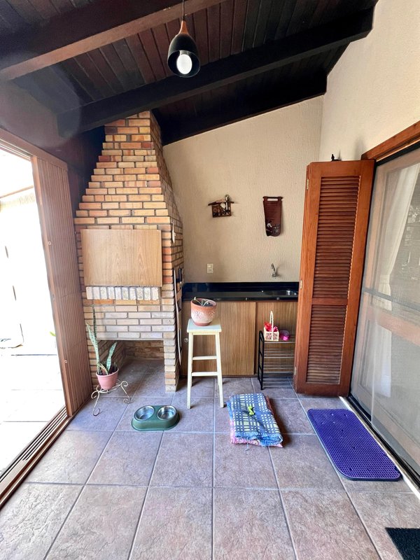 R$ 795.000 - IMPECÁVEL - MARAVILHOSA CASA - 165M2 - 3 DORM - SÓTÃO - PÁTIO - 2 VAGAS Rua José Kanan Aranha Porto Alegre - 