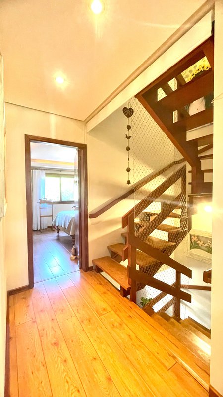 R$ 795.000 - IMPECÁVEL - MARAVILHOSA CASA - 165M2 - 3 DORM - SÓTÃO - PÁTIO - 2 VAGAS Rua José Kanan Aranha Porto Alegre - 
