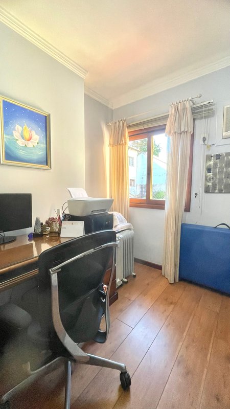 R$ 795.000 - IMPECÁVEL - MARAVILHOSA CASA - 165M2 - 3 DORM - SÓTÃO - PÁTIO - 2 VAGAS Rua José Kanan Aranha Porto Alegre - 