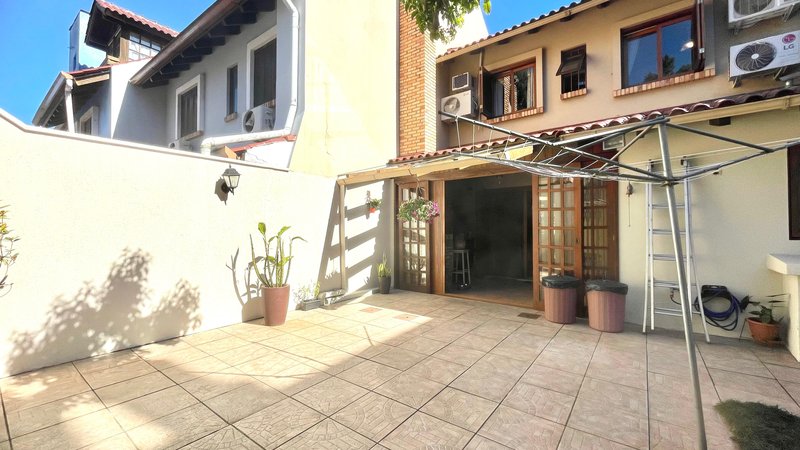 R$ 795.000 - IMPECÁVEL - MARAVILHOSA CASA - 165M2 - 3 DORM - SÓTÃO - PÁTIO - 2 VAGAS Rua José Kanan Aranha Porto Alegre - 