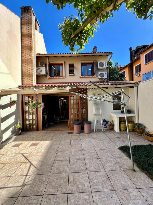 R$ 795.000 - IMPECÁVEL - MARAVILHOSA CASA - 165M2 - 3 DORM - SÓTÃO - PÁTIO - 2 VAGAS Rua José Kanan Aranha Porto Alegre - 