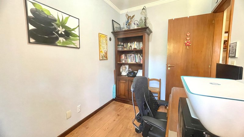 R$ 795.000 - IMPECÁVEL - MARAVILHOSA CASA - 165M2 - 3 DORM - SÓTÃO - PÁTIO - 2 VAGAS Rua José Kanan Aranha Porto Alegre - 