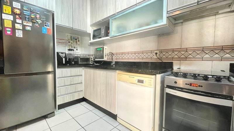 R$ 795.000 - IMPECÁVEL - MARAVILHOSA CASA - 165M2 - 3 DORM - SÓTÃO - PÁTIO - 2 VAGAS Rua José Kanan Aranha Porto Alegre - 