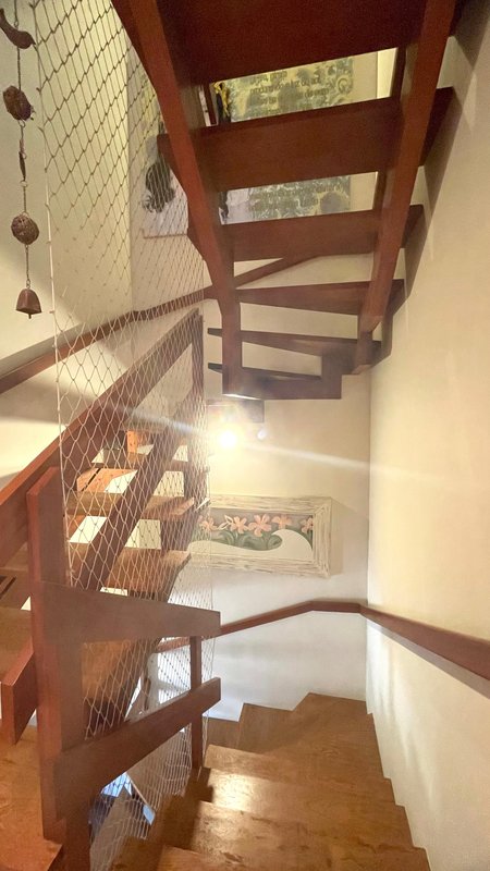 R$ 795.000 - IMPECÁVEL - MARAVILHOSA CASA - 165M2 - 3 DORM - SÓTÃO - PÁTIO - 2 VAGAS Rua José Kanan Aranha Porto Alegre - 
