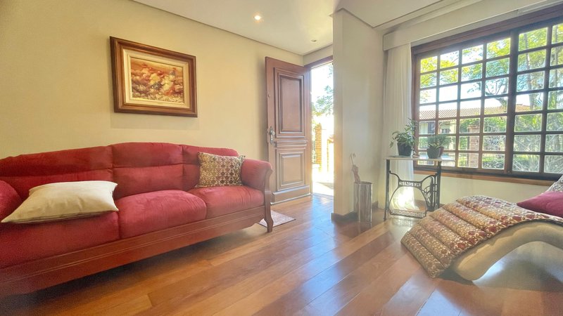 R$ 795.000 - IMPECÁVEL - MARAVILHOSA CASA - 165M2 - 3 DORM - SÓTÃO - PÁTIO - 2 VAGAS Rua José Kanan Aranha Porto Alegre - 