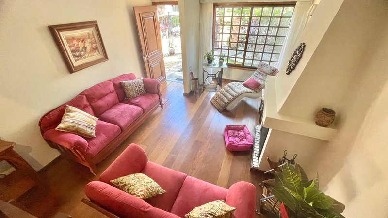 R$ 795.000 - IMPECÁVEL - MARAVILHOSA CASA - 165M2 - 3 DORM - SÓTÃO - PÁTIO - 2 VAGAS Rua José Kanan Aranha Porto Alegre - 