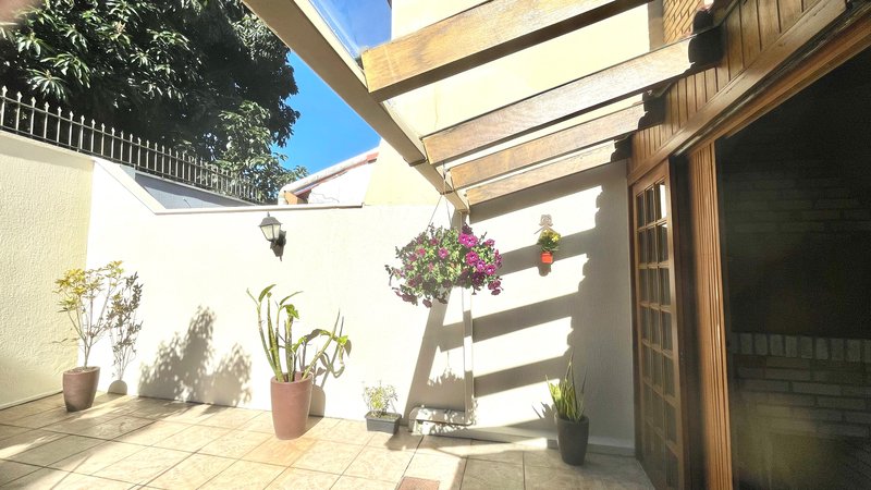 R$ 795.000 - IMPECÁVEL - MARAVILHOSA CASA - 165M2 - 3 DORM - SÓTÃO - PÁTIO - 2 VAGAS Rua José Kanan Aranha Porto Alegre - 