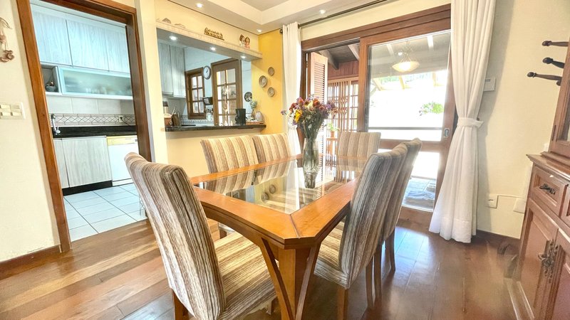 R$ 795.000 - IMPECÁVEL - MARAVILHOSA CASA - 165M2 - 3 DORM - SÓTÃO - PÁTIO - 2 VAGAS Rua José Kanan Aranha Porto Alegre - 