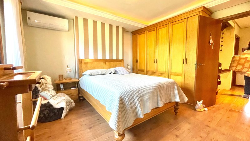R$ 795.000 - IMPECÁVEL - MARAVILHOSA CASA - 165M2 - 3 DORM - SÓTÃO - PÁTIO - 2 VAGAS Rua José Kanan Aranha Porto Alegre - 