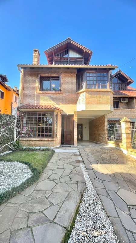 R$ 795.000 - IMPECÁVEL - MARAVILHOSA CASA - 165M2 - 3 DORM - SÓTÃO - PÁTIO - 2 VAGAS Rua José Kanan Aranha Porto Alegre - 