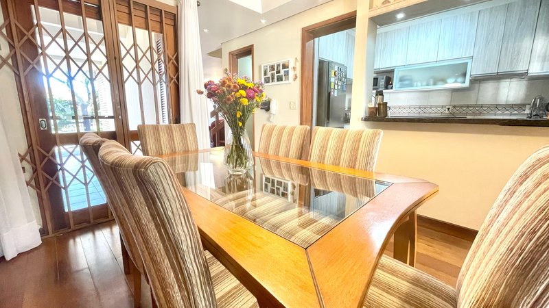 R$ 795.000 - IMPECÁVEL - MARAVILHOSA CASA - 165M2 - 3 DORM - SÓTÃO - PÁTIO - 2 VAGAS Rua José Kanan Aranha Porto Alegre - 