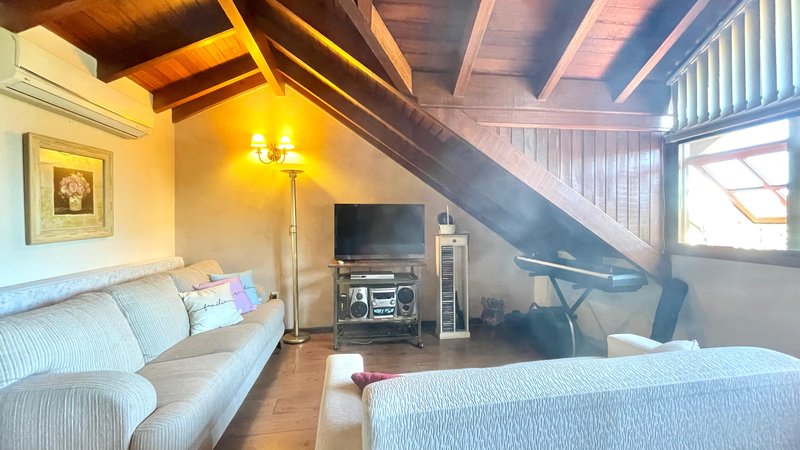 R$ 795.000 - IMPECÁVEL - MARAVILHOSA CASA - 165M2 - 3 DORM - SÓTÃO - PÁTIO - 2 VAGAS Rua José Kanan Aranha Porto Alegre - 