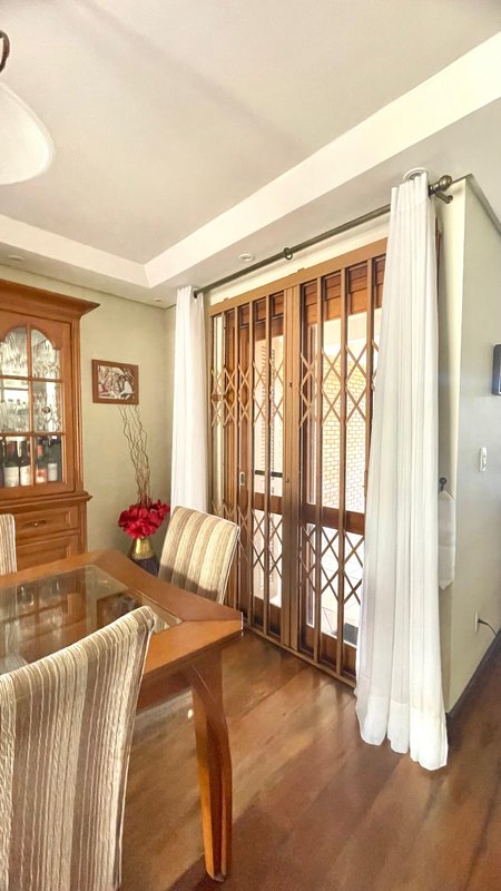 R$ 795.000 - IMPECÁVEL - MARAVILHOSA CASA - 165M2 - 3 DORM - SÓTÃO - PÁTIO - 2 VAGAS Rua José Kanan Aranha Porto Alegre - 