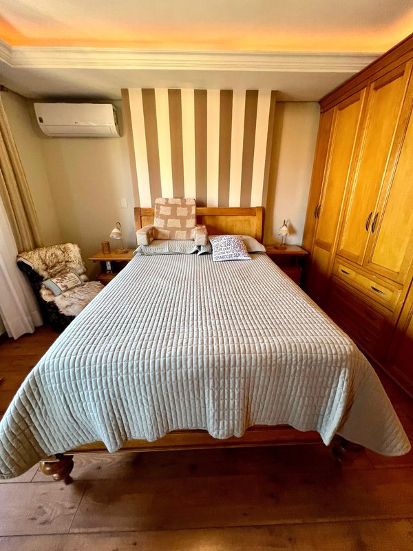 R$ 795.000 - IMPECÁVEL - MARAVILHOSA CASA - 165M2 - 3 DORM - SÓTÃO - PÁTIO - 2 VAGAS Rua José Kanan Aranha Porto Alegre - 