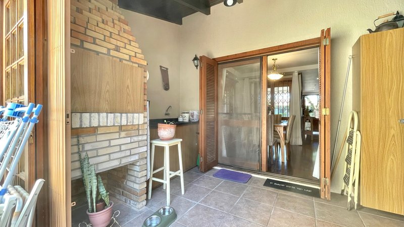 R$ 795.000 - IMPECÁVEL - MARAVILHOSA CASA - 165M2 - 3 DORM - SÓTÃO - PÁTIO - 2 VAGAS Rua José Kanan Aranha Porto Alegre - 