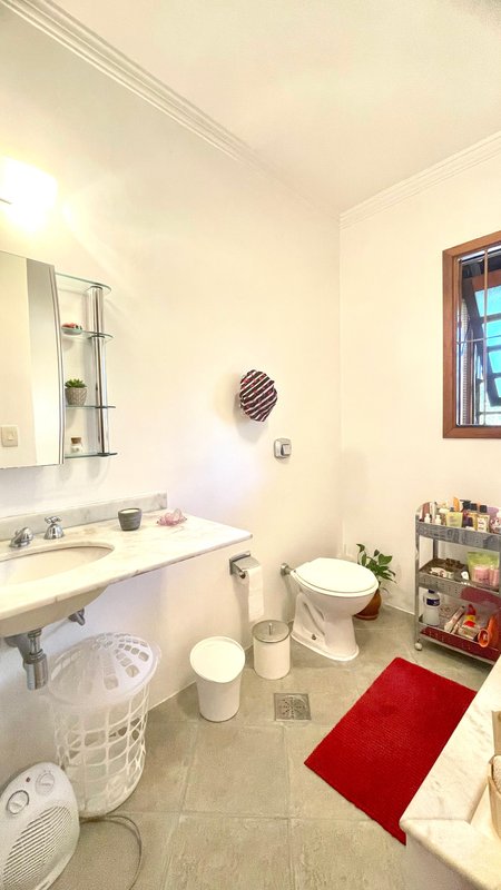 R$ 795.000 - IMPECÁVEL - MARAVILHOSA CASA - 165M2 - 3 DORM - SÓTÃO - PÁTIO - 2 VAGAS Rua José Kanan Aranha Porto Alegre - 
