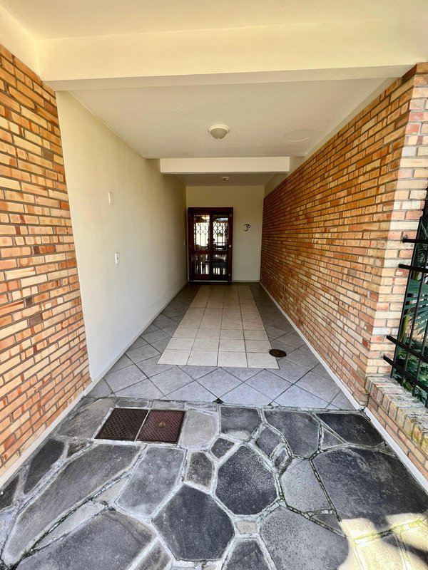 R$ 795.000 - IMPECÁVEL - MARAVILHOSA CASA - 165M2 - 3 DORM - SÓTÃO - PÁTIO - 2 VAGAS Rua José Kanan Aranha Porto Alegre - 