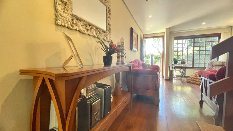 R$ 795.000 - IMPECÁVEL - MARAVILHOSA CASA - 165M2 - 3 DORM - SÓTÃO - PÁTIO - 2 VAGAS Rua José Kanan Aranha Porto Alegre - 