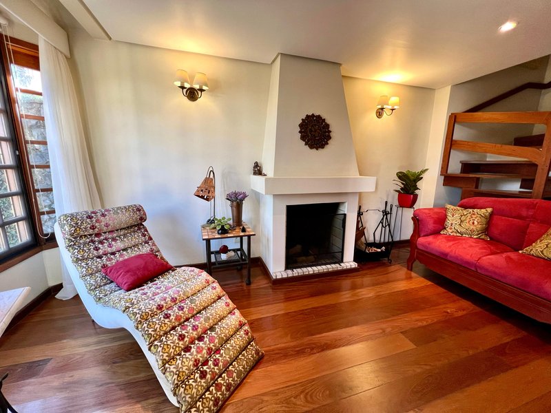 R$ 795.000 - IMPECÁVEL - MARAVILHOSA CASA - 165M2 - 3 DORM - SÓTÃO - PÁTIO - 2 VAGAS Rua José Kanan Aranha Porto Alegre - 