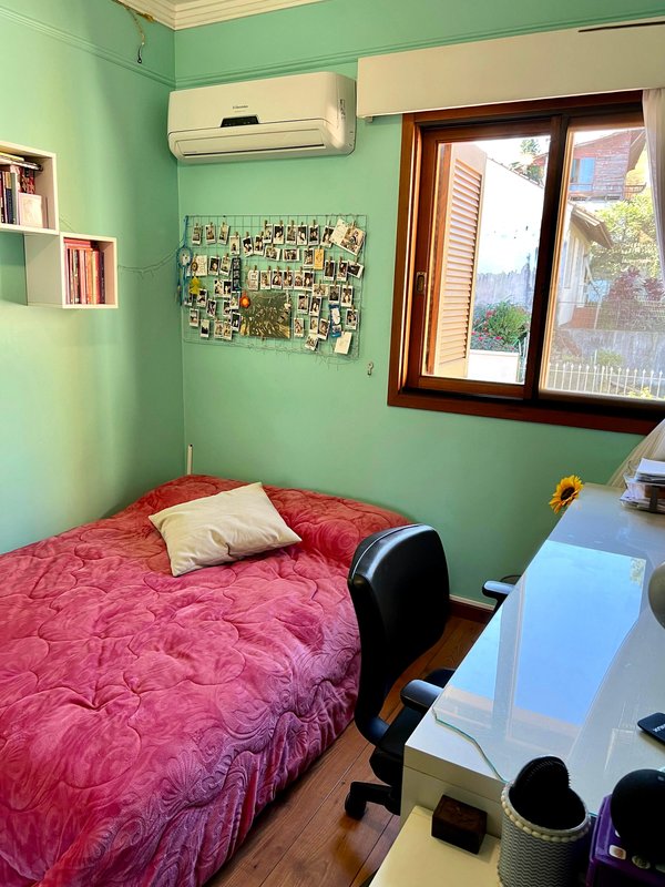R$ 795.000 - IMPECÁVEL - MARAVILHOSA CASA - 165M2 - 3 DORM - SÓTÃO - PÁTIO - 2 VAGAS Rua José Kanan Aranha Porto Alegre - 