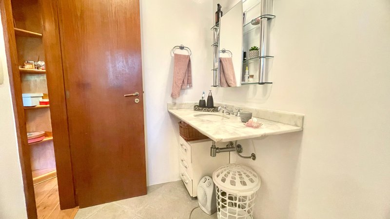 R$ 795.000 - IMPECÁVEL - MARAVILHOSA CASA - 165M2 - 3 DORM - SÓTÃO - PÁTIO - 2 VAGAS Rua José Kanan Aranha Porto Alegre - 
